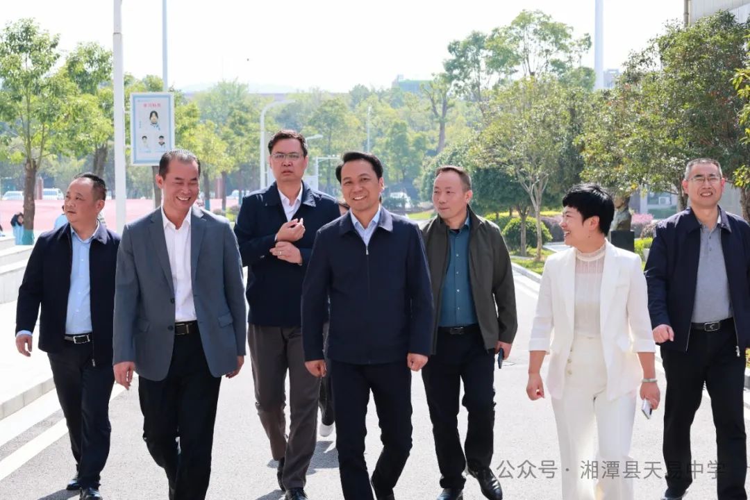 湘潭縣委副書記、縣長王利蒞臨天易中學(xué)視察食堂工作